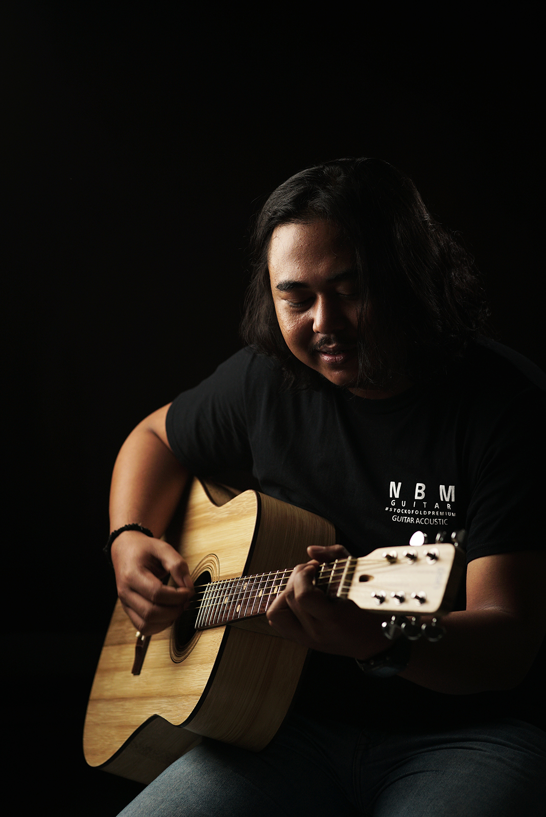 pemusik bermain gitar bambu PSN4