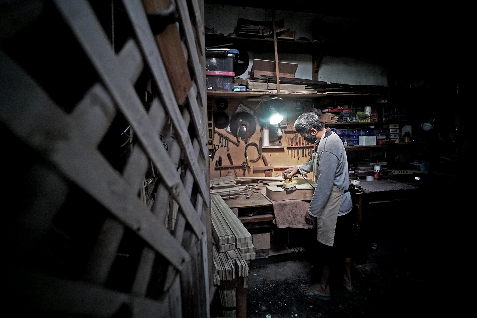 Pesona Gitar Akustik Bambu dari Bogor
