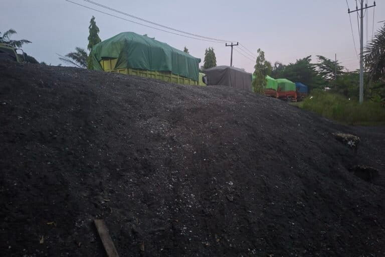 Warga Dekat PLTU Tenayan Raya Nikmati Abu Bukan Listrik