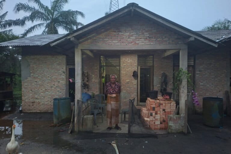 Warga Dekat PLTU Tenayan Raya Nikmati Abu Bukan Listrik