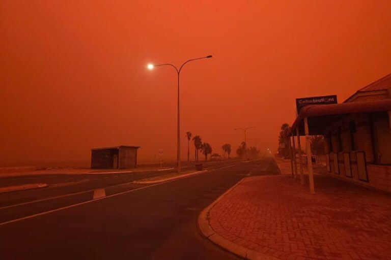 Fenomena langka dan Menyeramkan saat langit berwarna merah darah: “Kiamat” Debu Australia