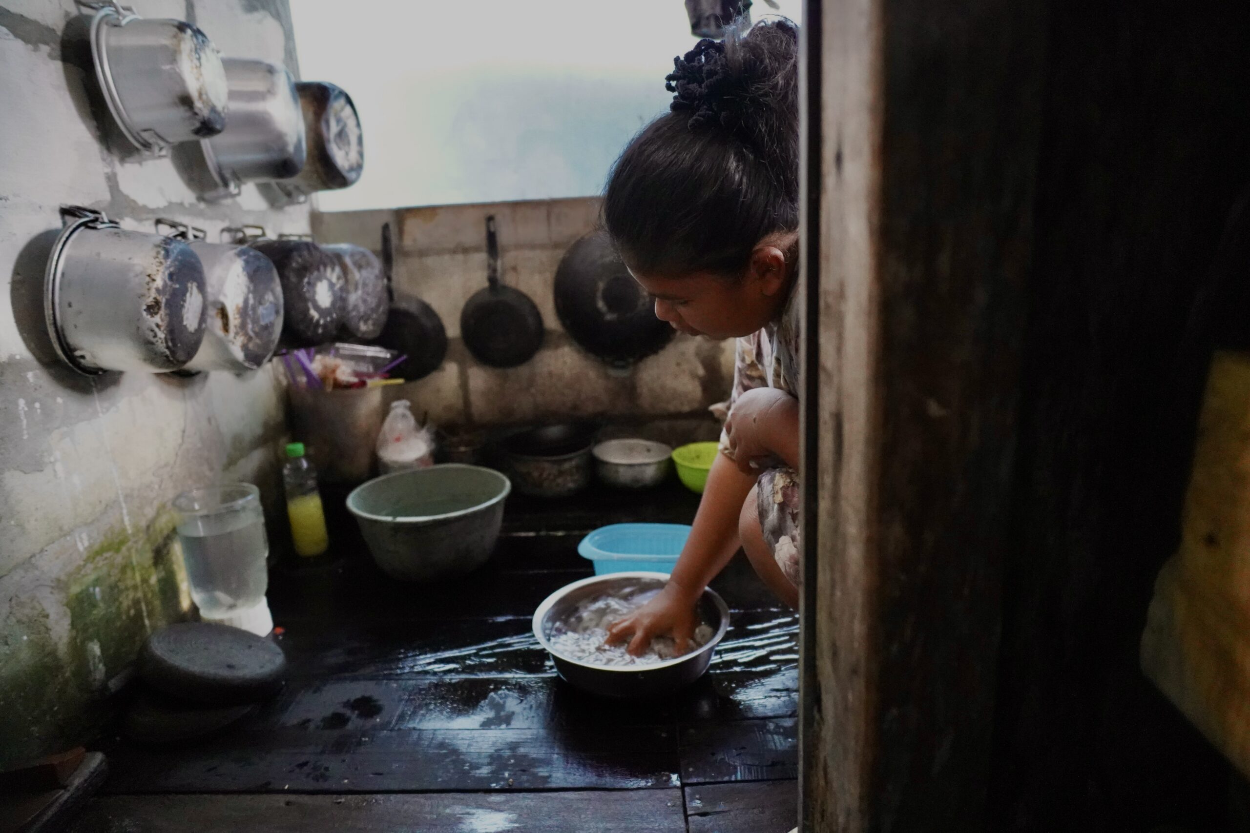 Beban Berlapis Perempuan Pesisir di Tengah Krisis Lingkungan
