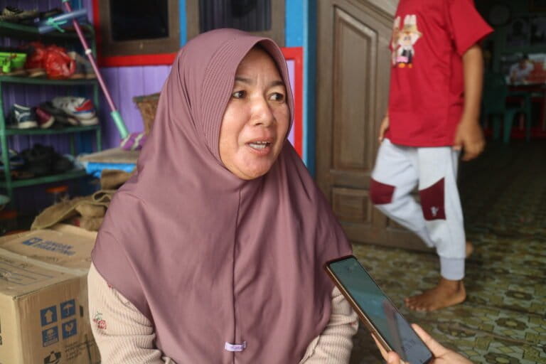 Para Perempuan Muara Enggelam Gerakkan Ekonomi Desa Manfaatkan Energi Surya