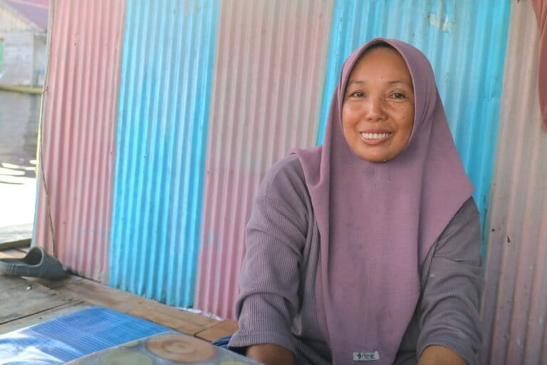 Para Perempuan Muara Enggelam Gerakkan Ekonomi Desa Manfaatkan Energi Surya