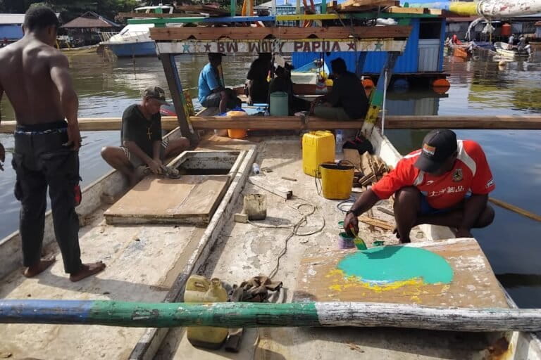 Para nelayan Kosmos Kendi (kanan) dan Koordinator Nelayan BW Woi Asbani Wiyawari di Tanjung Ria, Distrik Jayapura Utara, Kota Jayapura, Papua pada Senin (14/4/2026). Foto: Larius Kogoya/ Mongabay Indonesia