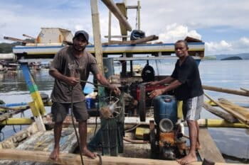 Para Nelayan Yonas Lawari (kiri) bersama rekannya sedang membuat perahu di Tanjung Ria, Distrik Jayapura Utara, Kota Jayapura, Papua pada Selasa (14/4/2026). Foto: Larius Kogoya/ Mongabay Indonesia