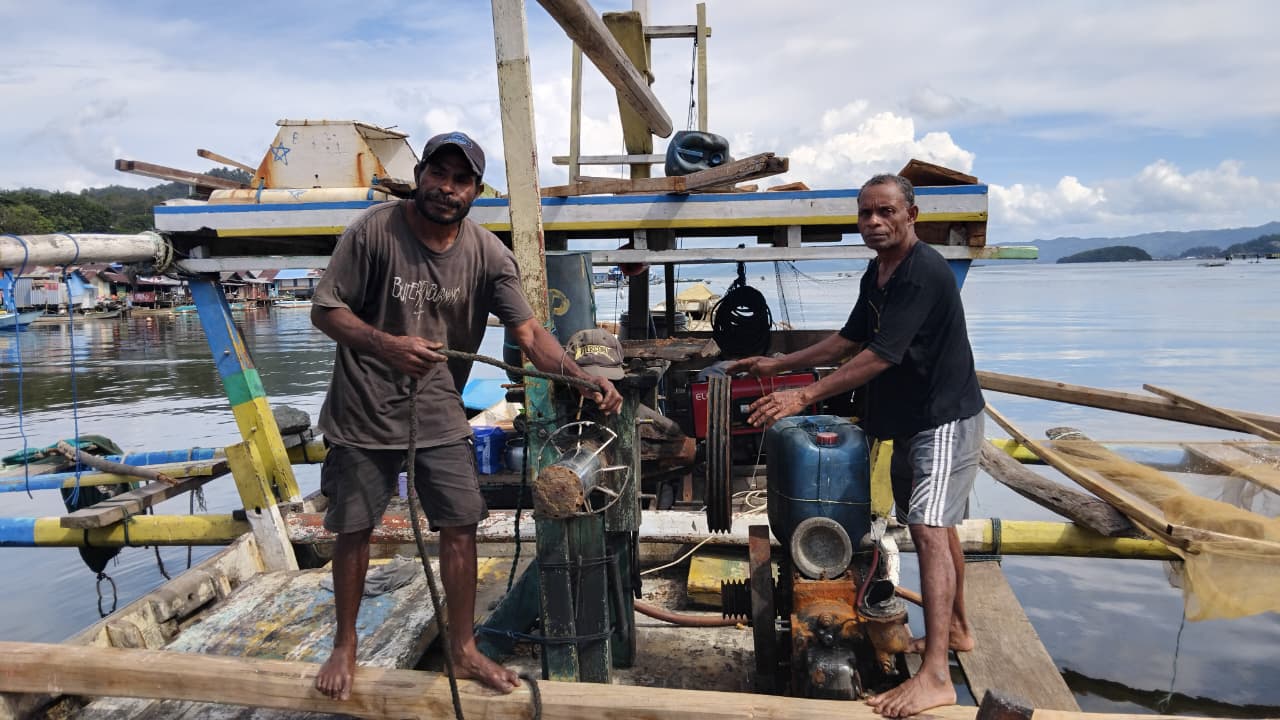 Para Nelayan Yonas Lawari (kiri) bersama rekannya sedang membuat perahu di Tanjung Ria, Distrik Jayapura Utara, Kota Jayapura, Papua pada Selasa (14/4/2026). Foto: Larius Kogoya/ Mongabay Indonesia