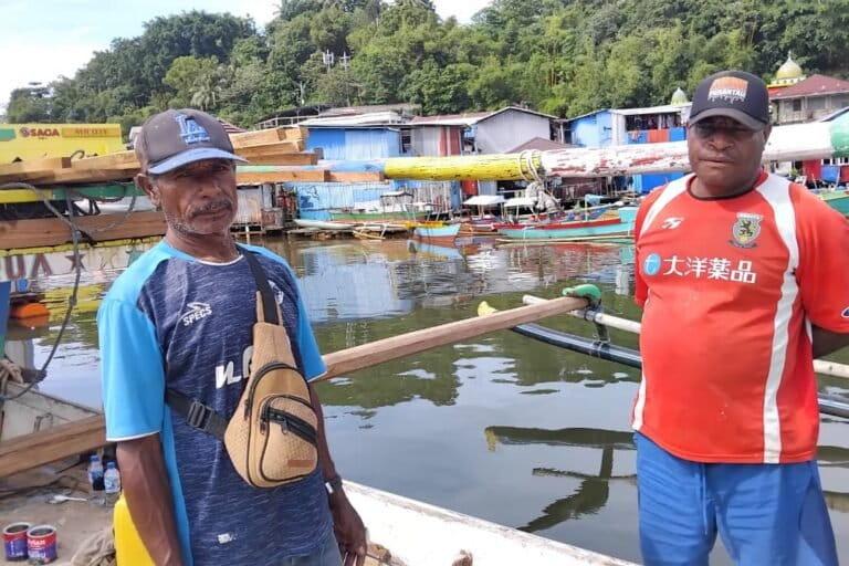 Para nelayan Kosmos Kendi (kanan) dan Koordinator Nelayan BW Woi Asbani Wiyawari di Tanjung Ria, Distrik Jayapura Utara, Kota Jayapura, Papua pada Senin (14/4/2026). Foto: Larius Kogoya/ Mongabay Indonesia