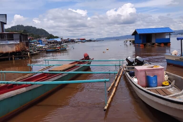 Tampak armada perahu parkir di Dermaga Dok 9, Tanjung Ria, Distrik Jayapura Utara, Kota Jayapura, Papua pada Selasa (14/4/2026). Foto: Larius Kogoya/ Mongabay Indonesia