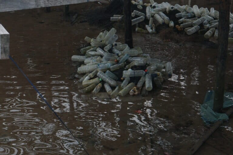 Pelampung dan tali rumput laut telah lama disimpan dan diikat pada tiang rumah suku Bajo di Desa Bungin Permai, Kecamatan Tinanggea, Kabupaten Konawe Selatan, Sulawesi Tenggara, Selasa, 28 April 2026. Tali rumput laut dibiarkan terendam air laut agar lebih awet. Foto: La Ode Risman Hermawan
