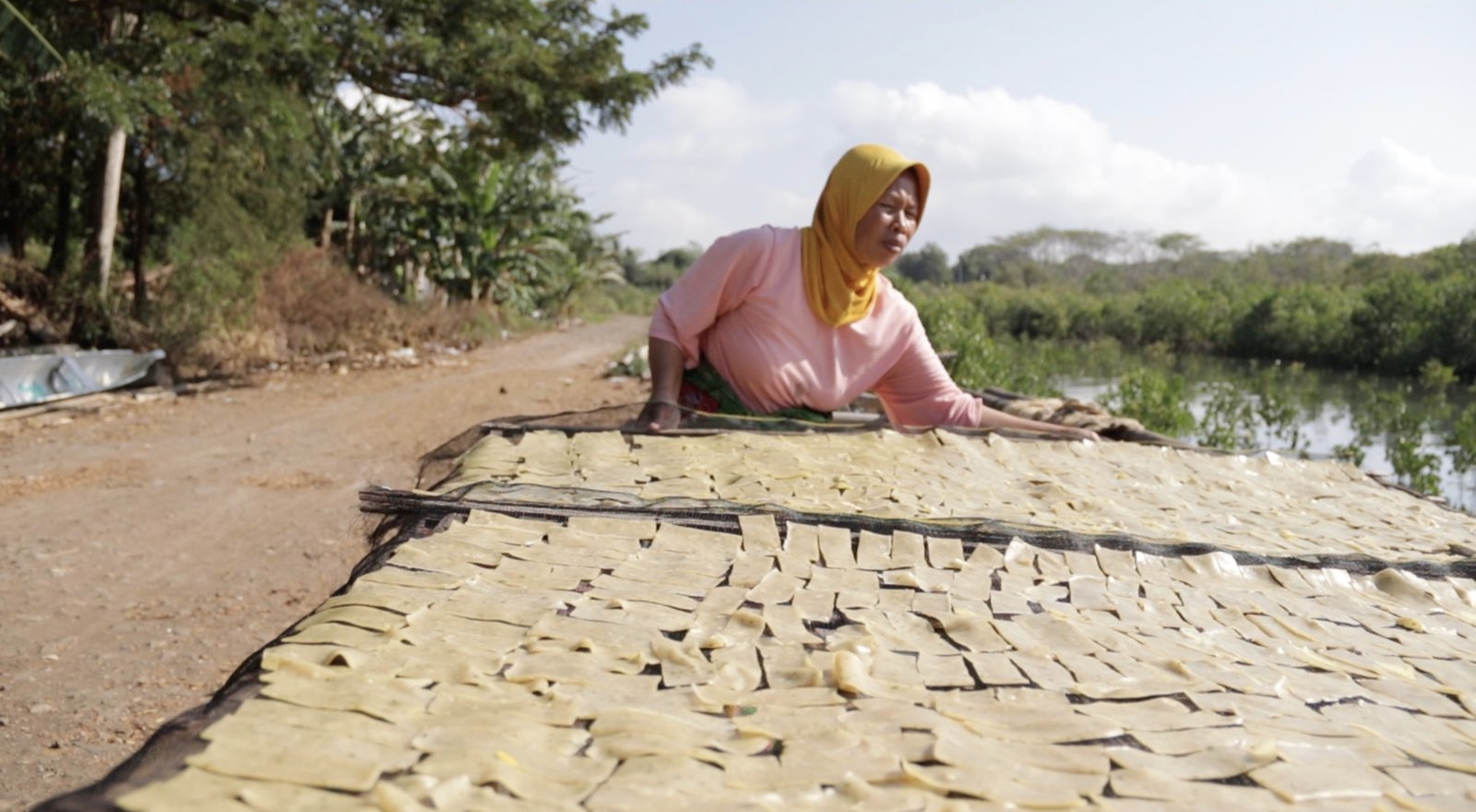 Para Perempuan Pesisir Lombok Hasilkan Cuan dari Limbah Cangkang Kepiting