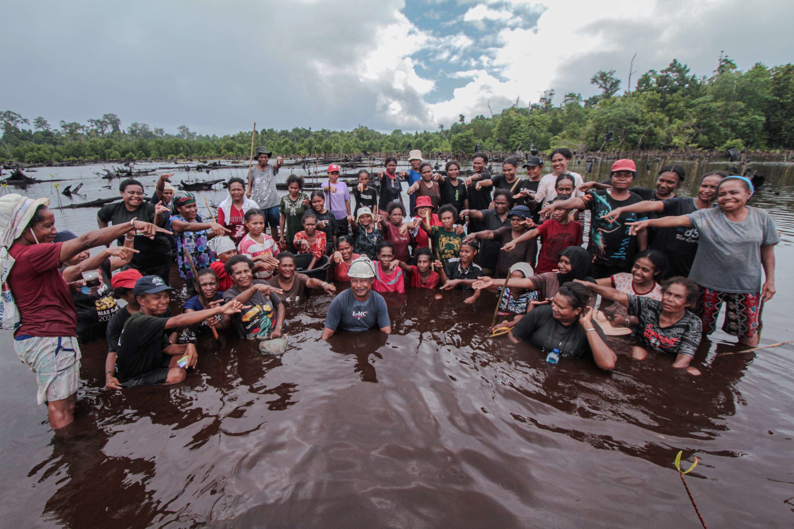 Gerakan Tanam Mangrove di Biak: Peran Mama-Mama dan Ingatan Tsunami 1996