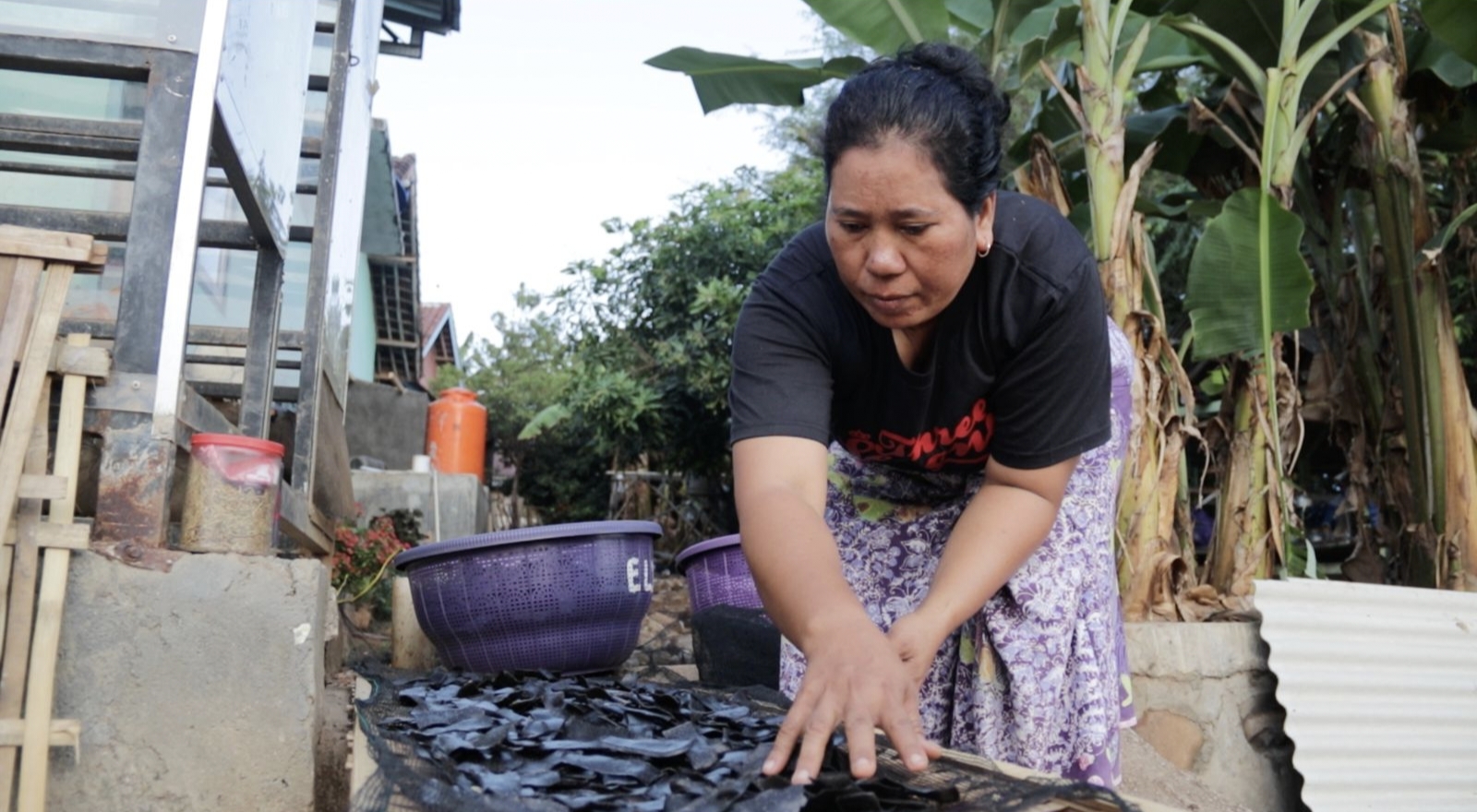 Para Perempuan Pesisir Lombok Hasilkan Cuan dari Limbah Cangkang Kepiting
