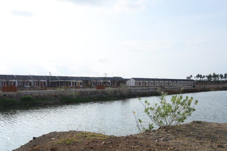 Area tambak dan kawasan ekosistem mangrove di pesisir Alue Naga, Kecamatan Syiah Kuala, yang telah beralih fungsi menjadi area perumahan. Foto: Nurul Hasanah/Mongabay Indonesia