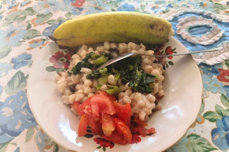 Bose atau bubur jagung merupakan salah satu makanan pokok masyarakat Boti. Biasanya dimasak bersama kacang-kacangan dan santan kelapa, dan disajikan dengan pisang, sayur, atau labuh kuning. Foto: Mario Sara/ Mongabay Indonesia