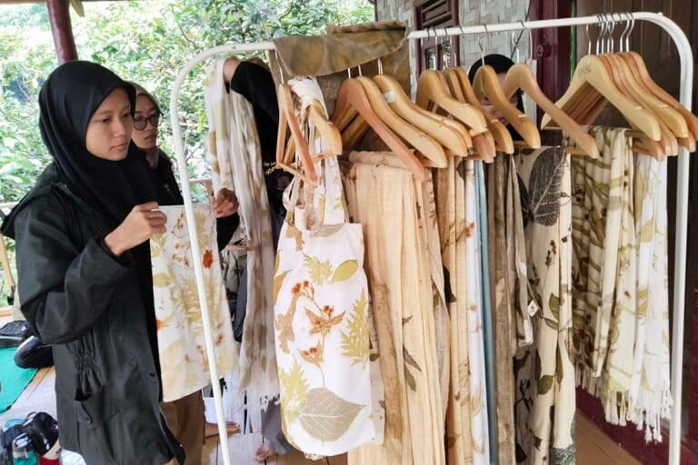 Ambu Halimun, Menjaga Habitat Owa Jawa dengan Ecoprint