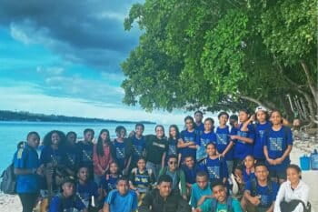 Selina Aurora bersama anak-anak didik di Sekolah Pendidikan Guru Jemaat (SPGJ) GKI Lahai Roi dalam pembelajaran ekoteologi dan aksi peduli lingkungan di Pulau Lemon, Manokwari. Foto: Dokumentasi Selina Aurora