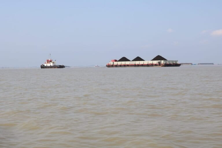 Tugboat milik PT CL membawa muatan batubara menuju area sandar, sementara perairan di sekitarnya tampak berwarna coklat akibat tingginya material sedimen di laut. Foto: Indah Suci Safitri/ Mongabay Indonesia
