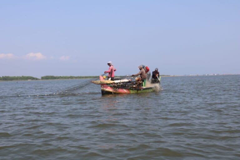 Nelayan Muara Gembong menangkap udang dan menjualnya ke wilayah Cilincing dan Jakarta Utara. Foto: Indah Suci Safitri/ Mongabay Indonesia