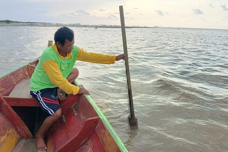 Sedimentasi laut di wilayah pesisir Muara Gembong, Kabupaten Bekasi, Jawa Barat akibat limbah industri. Foto: Indah Suci Safitri/ Mongabay Indonesia