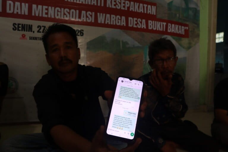 Suwarno, ketua Kelompok Tani Bukit Bakar Jaya menunjukkan bukti chatnya Whatsaap nya dengan pihak WKS sebelum pemutusan akses jalan.Foto: Elviza Diana/Mongabay Indonesia
