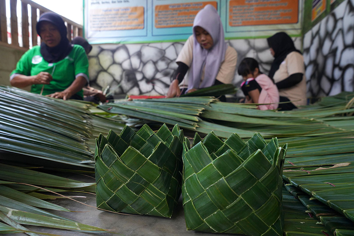 Daun Nipah dan Nyangku: Alternatif Ramah Lingkungan Pengganti Plastik Pembungkus Daging Kurban