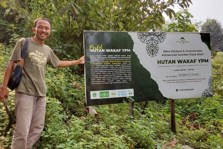 Plang hutan wakaf di Mojokerto. Foto: Petrus Riski/Mongabay Indonesia