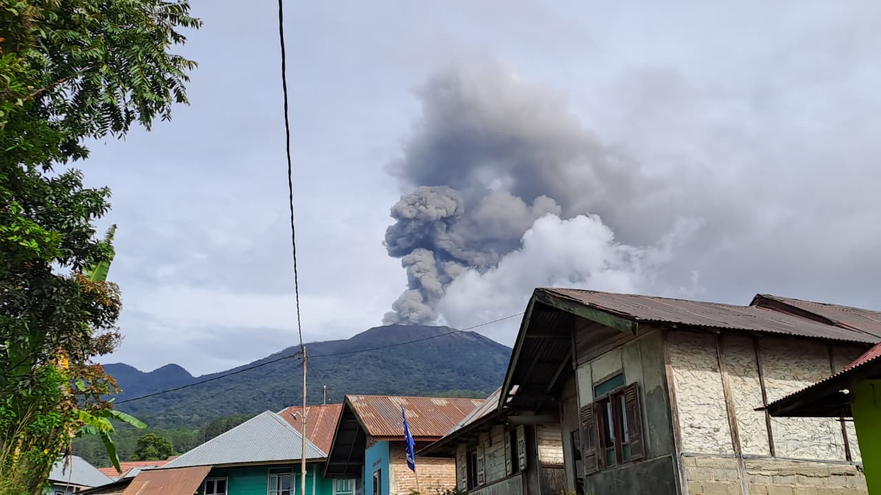 Kala Marapi Kembali Erupsi, Bagaimana Para Petani Beradaptasi?
