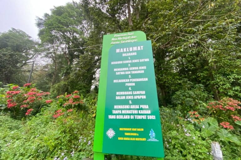 Papan peringatan yang ada di Danau Tamblingan. Foto: Kresnanta/balebengong.id