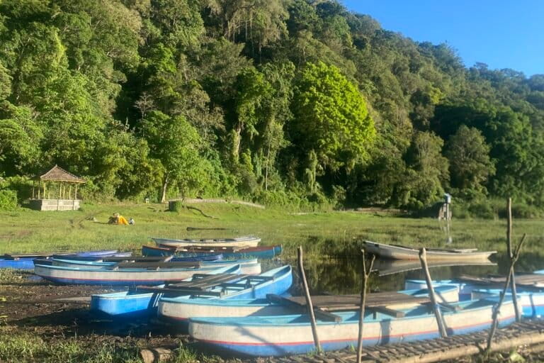 Perahu bersandar di Danau Tamblingan. Foto: I Gusti Ayu Septiari/Mongabay Indonesia