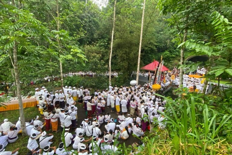 Karya Alilitan di Adat Dalem Tamblingan yang diselenggarakan dua tahun sekali. Upacara ini bertujuan untuk pemuliaan air dan lingkungan. Foto: Kresnanta/Balebengong.id