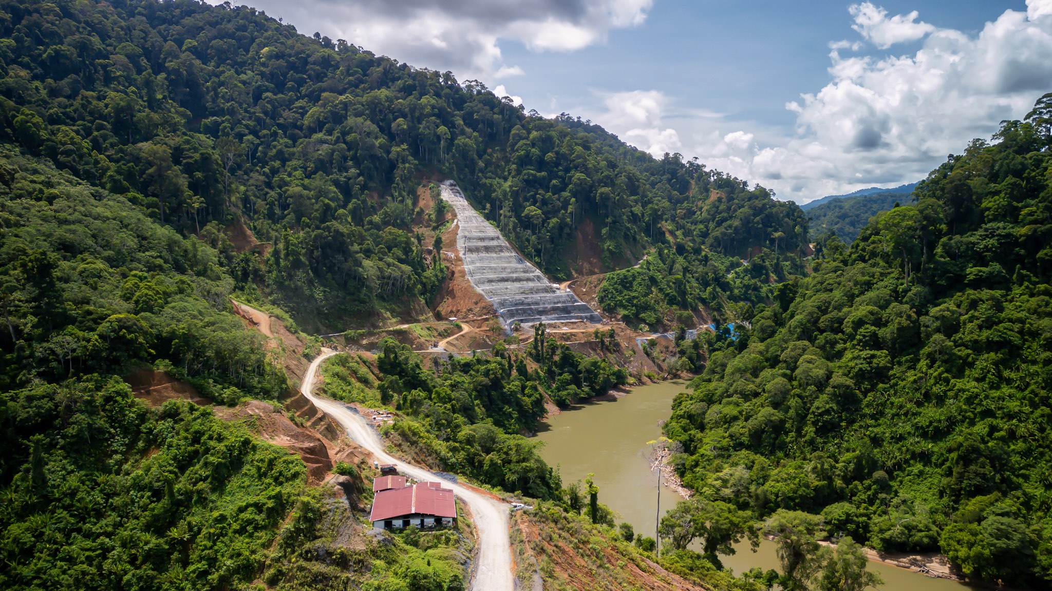 PLTA Mentarang: Antara Energi Hijau dan Risiko Lingkungan yang Mengintai