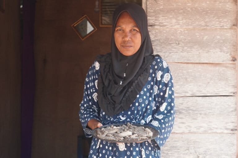 Rida menunjukkan teripang kering hasil tangkapannya. Nelayan mengeringkan teripang agar harga jualnya lebih mahal. Foto: La Ode Risman Hermawan/Mongabay Indonesia