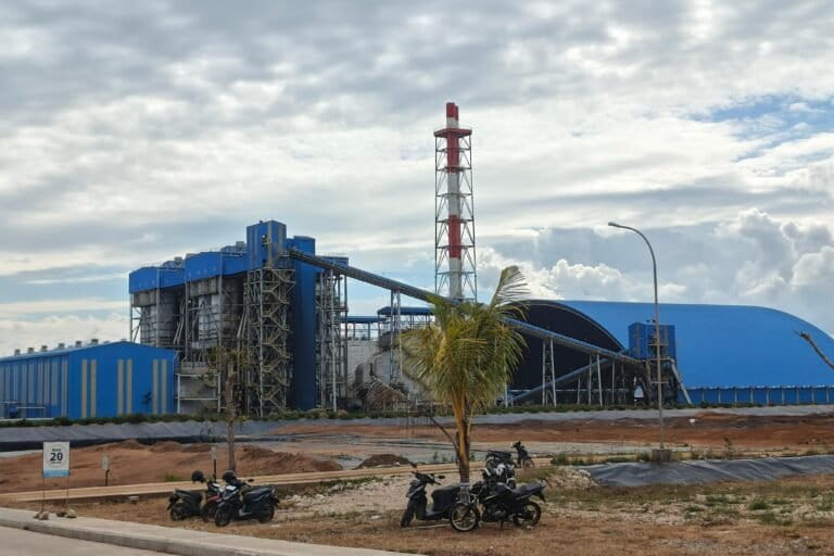 Pembangkit Listrik Tenaga Uap (PLTU) Timor-1 yang berlokasi di Desa Lifuleo, Kabupaten Kupang, Pulau Timor. Foto: Mario Sara/Mongabay Indonesia.