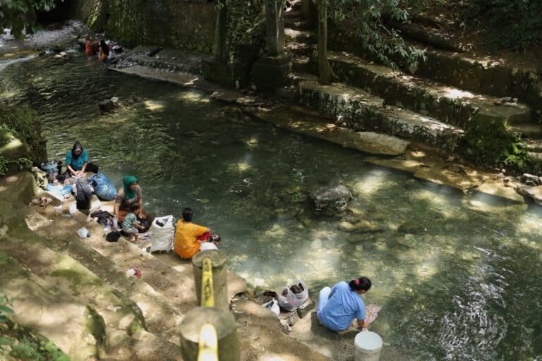Sejumlah warga mencuci baju di area khusus mencuci yang tersedia di Wisata Kolam Pemandian Mata Ie. Foto: Nurul Hasanah/Mongabay Indonesia