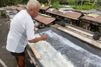 Nengah Bantat menunjukkan garam metode geomembran yang hampir siap panen. Foto: I Gusti Ayu Septiari/ Mongabay Indonesia