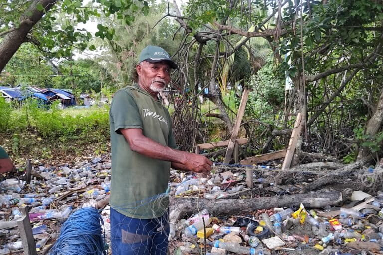 Kepala suku marga Merauje, Niko Merauje saat membereskan lilitan jaring kepiting di sekitar Pinggiran Pantai Ciberi, di Kampung Enggros, Kota Jayapura, Papua. Foto: Larius Kogoya/Mongabay Indonesia.