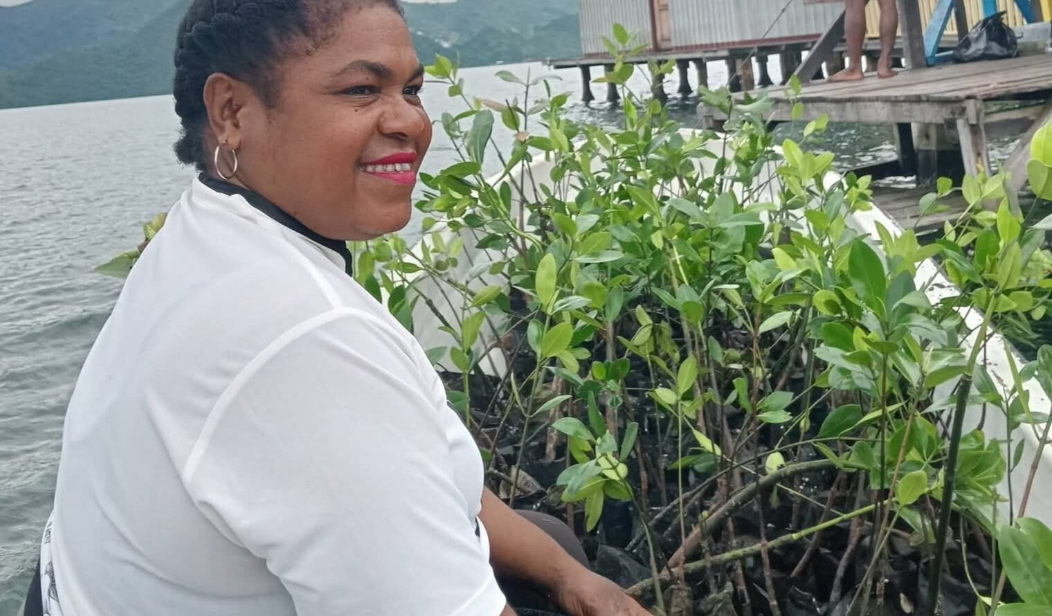 Perempuan adat Enggros, Petronela Merauje membawa bibit pohon Mangrove menggunakan Speed untuk menanam di hutan mangrove, di Kampung Enggros, Kota Jayapura, Papua. Foto: Dokumentasi Petronela Merauje.