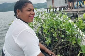 Perempuan adat Enggros, Petronela Merauje membawa bibit pohon Mangrove menggunakan Speed untuk menanam di hutan mangrove, di Kampung Enggros, Kota Jayapura, Papua. Foto: Dokumentasi Petronela Merauje.