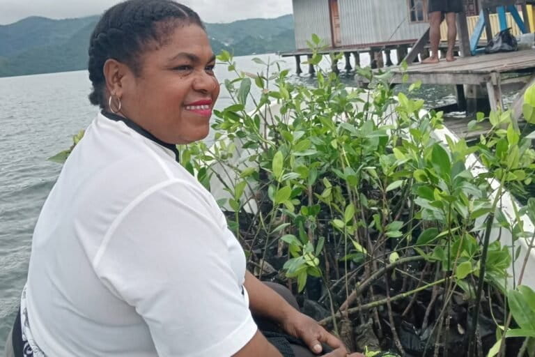 Perempuan adat Enggros, Petronela Merauje membawa bibit pohon Mangrove menggunakan Speed untuk menanam di hutan mangrove, di Kampung Enggros, Kota Jayapura, Papua. Foto: Dokumentasi Petronela Merauje.