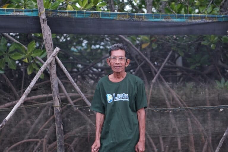 Bakring berdiri dekat pepohonan mangrove di belakang rumahnya di Desa Tapulaga, Kecamatan Soropia, Kabupaten Konawe, Sulawesi Tenggara. Foto: La Ode Risman Hermawan/Mongabay Indonesia