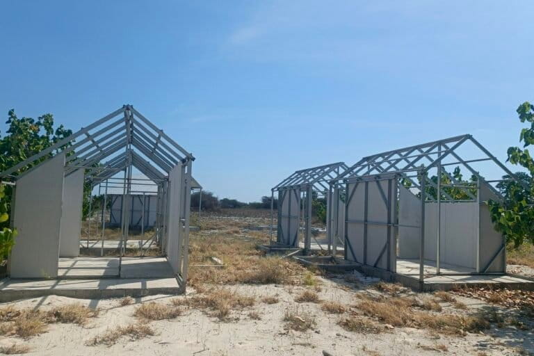Sebanyak 12 villa milik PT Pitoby Raya Resort di Pulau Kera yang terbengkalai. Hunian yang mulai dibangun pertengahan tahun 2025 ini tidak lagi dilanjutkan, alasannya masih menunggu penyelesaian relokasi oleh Pemkab Kupang. Foto: Mario Sara/Mongabay Indonesia