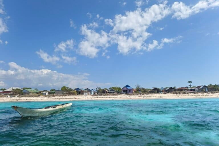 Deretan rumah warga membentang di tepi pantai yang menghadap ke laut. Di pulau seluas 45 hektar ini, laut menjadi sumber penghidupan sekaligus identitas masyarakat setempat. Foto: Mario Sara/Mongabay Indonesia