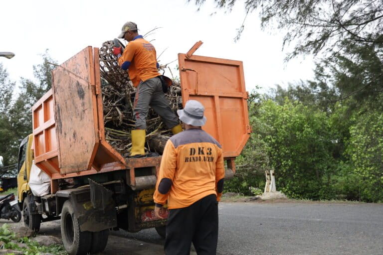 Petugas kebersihan dari DLHK3 Banda Aceh mengangkut sampah yang berada di pesisir Gampong Jawa ke dump truck berkapasitas 5 ton. Foto: Nurul Hasanah/Mongabay Indonesia