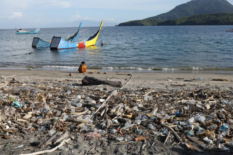 Timbulan sampah laut yang berada di pesisir pantai di Sabang. Foto: Nurul Hasanah/Mongabay Indonesia