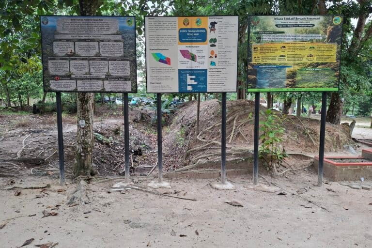 Papan informasi mengenai TNTN dan keanekaragaman hayati di dalamnya. Foto Suryadi, Mongabay Idnonesia.