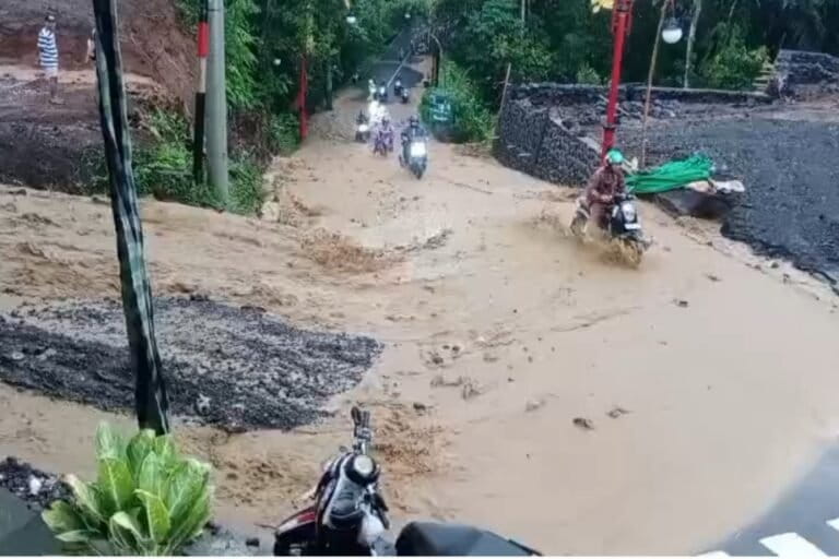Banjir di Desa Bakbakan. Aliran air bercampur lumpur datang dari proyek pembangunan GOR. Foto: Dokumentasi LBH Bali