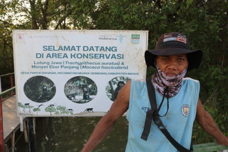 Daman, penjaga lutung jawa di Desa Pantai Bahagia, Muara Gembong, Kabupaten Bekasi, Jawa Barat. Foto: Indah Suci Safitri/ Mongabay Indonesia