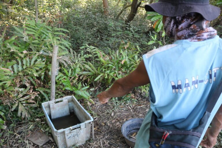 Jerigen tempat air minum lutung saat musim kemarau tiba. Daman mengisinya rutin agar lutung tidak perlu ke permukiman warga. Foto: Indah Suci Safitri/ Mongabay Indonesia