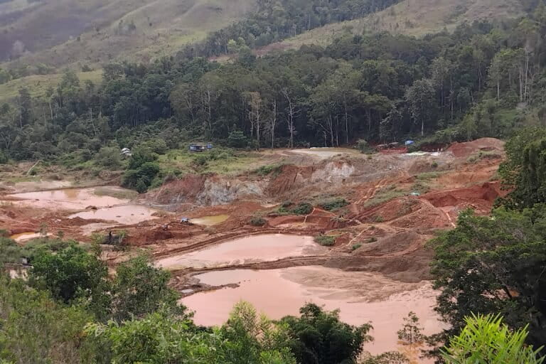 Tampak dari kawasan Bumi Perkemahan (Buper) Waena menunjukkan pembukaan lahan dari aktivitas tambang dekat zona penyangga cagar alam Cycloop, kawasan Buper, Waena, Kota Jayapura, Papua, Sabtu (25/7/2026). Foto: Larius Kogoya/ Mongabay Indonesia